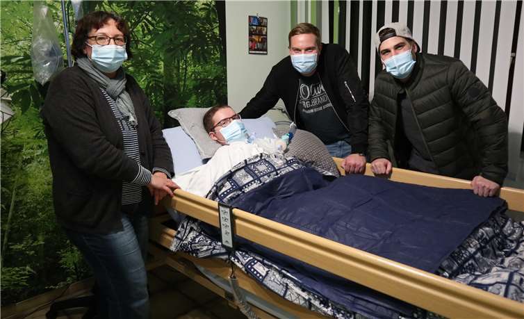 Mutter Rita Hellenthal zusammen mit Lukas Hellenthal und Dominic Sanz am Bett von Simon Hellenthal. Foto: CF