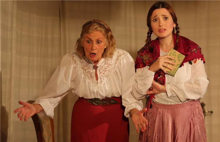 Mutter und Tochter des Stadthauptmannesbuhlten um die Gunst des vermeintlichen Revisors