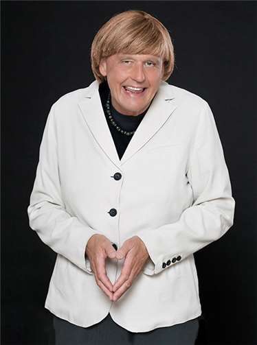 „Mutti reloaded“: Kabarettist Reiner Kröhnert in seiner Paraderolle als Angela Merkel. privat