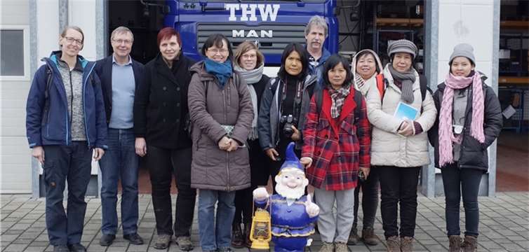 Myanmarische Delegation beim THW Ortsverband Sinzig (1.v.li. Prof. Dr. Frauke Kraas, 2.v.li. Frank Schulze, 5.v.re. Reiner Odenthal, 2.v.re. Direktorin Daw Thin Thin Kyi).