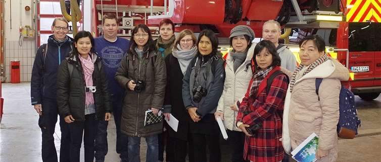 Myanmarische Delegation in der Hauptwache der Freiwilligen Feuerwehr Remagen (1.v.li. Prof. Dr. Frauke Kraas, 3.v.li. Ingo Wolf, 3.v.re. Guido Lenz, 4.v.re. Direktorin Daw Thin Thin Kyi).