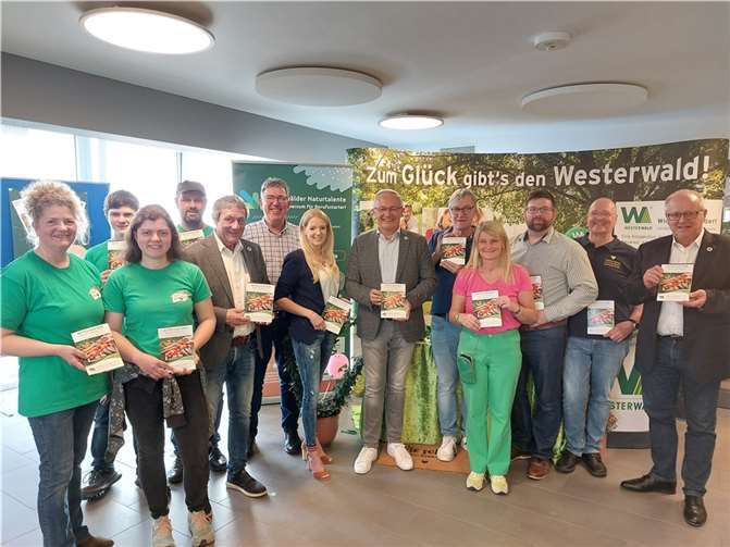 Myriam Hatzmann (Wir Westerwälder) Bildunterschrift: Gemeinsam mit den regionalen Erzeugern wird der neue Einkaufsführer vorgestellt (v.l.n.r.): Familie Müller (Hof Bölsbach, Hattert), Achim Schwickert (Landrat Westerwaldkreis), Klaus Strüder (Westerwald-Brauerei, Hachenburg), Gestaltung bei Carina Schäfer (CARINA Werbung & Design, Elkenroth), Achim Hallerbach (Landrat Kreis Neuwied), Guido Schmitz (Westwood Icecream, Deesen), Sandra Köster (Wir Westerwälder), Benjamin Junge (Privatkelterei Junge, Gieleroth), Arne Senck (Honigmanufaktur Senck, Dürrholz), Dr. Peter Enders (Landrat Kreis Altenkirchen). Quelle: „Wir Westerwälder“