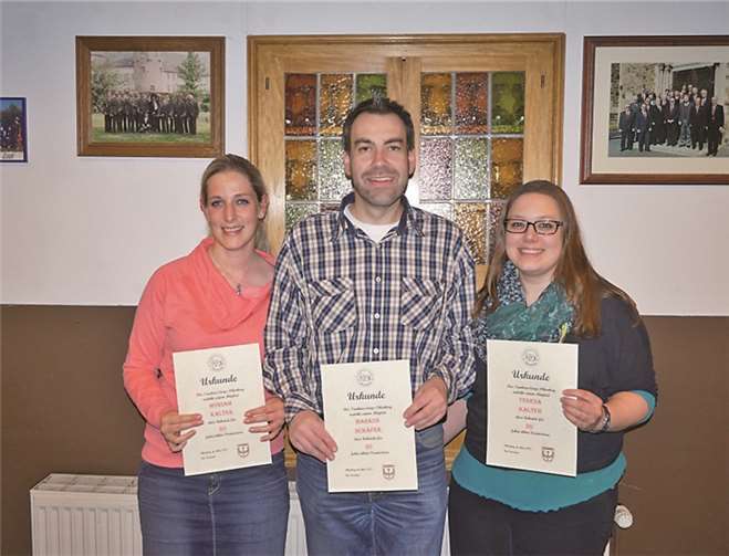 Myriam Kalter (v.l.), Markus Schäfer und Teresa Kalter wurden für ihre Treue zum Verein geehrt.