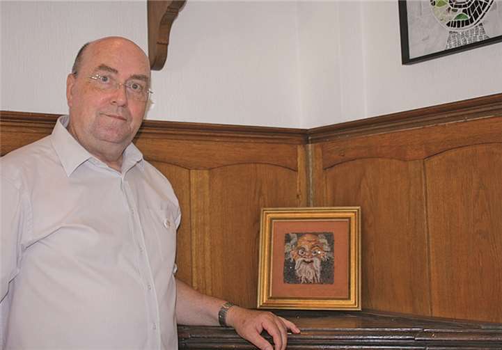 Mystisch und auch witzig sieht die „Sartyrmaske aus Popeji aus, die Günter Bruchhof geschaffen hat.