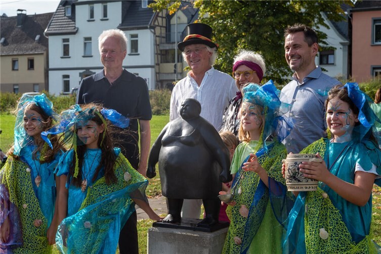 Mythos und Kunst vereint: Die Unnermudder am Rhein. Fotos: Kulturinitiative Neuendorf