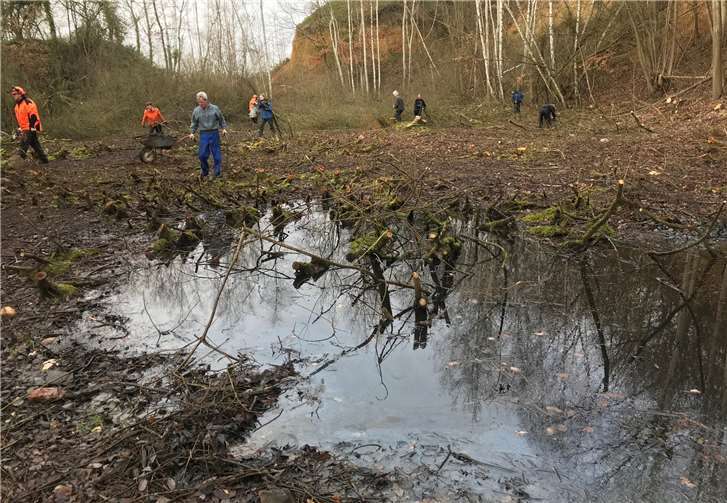 NABU Freiwillige und BundespolizistInnen bei der Arbeit am vergangenen Samstag. Die Flächen sind bereits weitgehend freigestellt.Fotos: privat