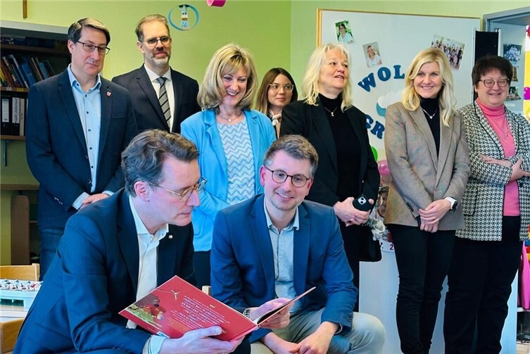 NRW-Ministerpräsident Hendrik Wüst (sitzend, links) und der Cochem-Zeller CDU-Landtagsabgeordnete Jens Münster (sitzend, rechts) tauschten sich beim Besuch der kommunalen Kindertagesstätte „Kleine Strolche“ in Blankenrath mit Vertreterinnen und Vertretern der Einrichtung über frühkindliche Bildung und Sprachförderung aus. Foto: Alexandra Koch
