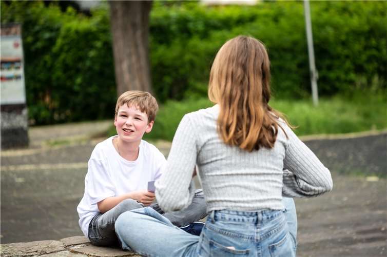 NRW-Sieger Sam Hasnik und Victoria Schaay im letzten Mai auf der Stadtmauer vor dem Glasmuseum. Beim kommenden Bezirksentscheid in Rheinbach ist der junge Oberhausener Ehrengast.  Foto: Judith Mengel