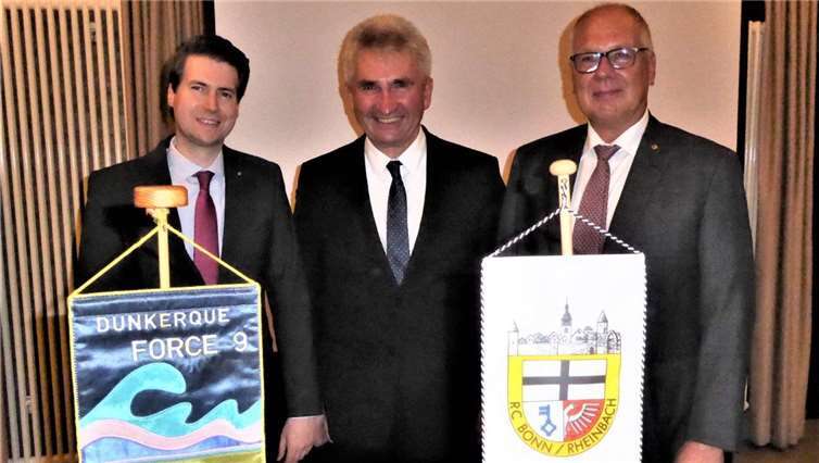 NRW-Wirtschaftsminister Andreas Pinkwart zwischen dem Präsidenten des RC Bonn-Rheinbach, Michael Heider (li.) und dem Präsidenten des Lionsclubs Bonn-Rhenobacum, Jürgen Antwerpen.Foto: privat