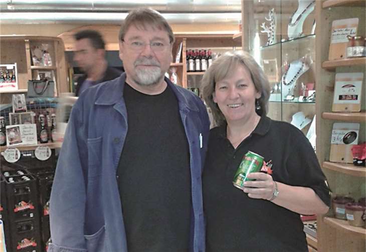 „Na, wer ist wohl mein „ Promi“? Natürlich das neue Pale - Ale Craft - Bier !!! Ein Genuss für alle Frauen“, schreibt uns Inge Waldorf aus Einig. Mit diesem Selfie nimmt sie heute an unserem Gewinnspiel teil.