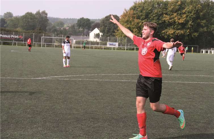 „Na, wie hab ich das gemacht?“, scheint hier Konstantin Gegelmann seinen Mitspielern zuzurufen. Der Puderbach Angreifer erzielte beim 2:0 gegen den VfB Linz beide Treffer.TH