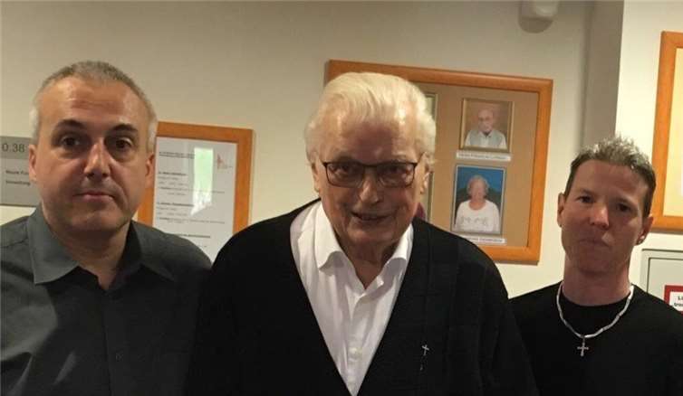 Nach 14 Jahren als Hausgeistlicher im Alten- und Pflegeheim Marienstift in Mendig hat Pater Nikolaus Herden (Mitte) seinen Dienst aus gesundheitlichen Gründen beenden müssen.Privat