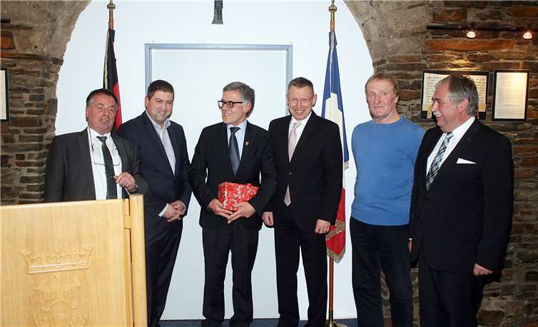 Nach 16 Jahren Amtszeit wurde Wolfgang Kroeger in einer gut besuchten Feierstunde verabschiedet.RÜ