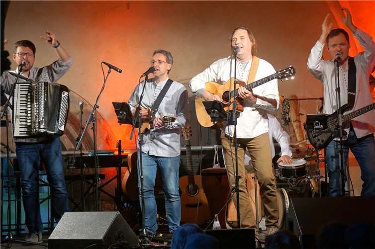 Nach 2-jähriger Pause eröffnete die Stadt Neuwied die beliebte Kreuzgang Konzert Reihe mit „Waiting for Frank“. Fotos: FF