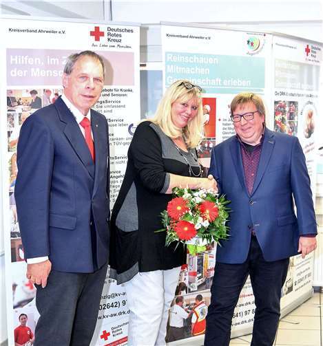 Nach 21 engagierten Berufsjahren im DRK-PflegeService Bad Breisig-Brohltal wurde Heidi Zierler-Schmidt von DRK-Kreispräsident Achim Haag (li.) und DRK-Kreisgeschäftsführer Frank Trömel (re.) in den Ruhestand verabschiedet.Foto: Thorsten Trütgen