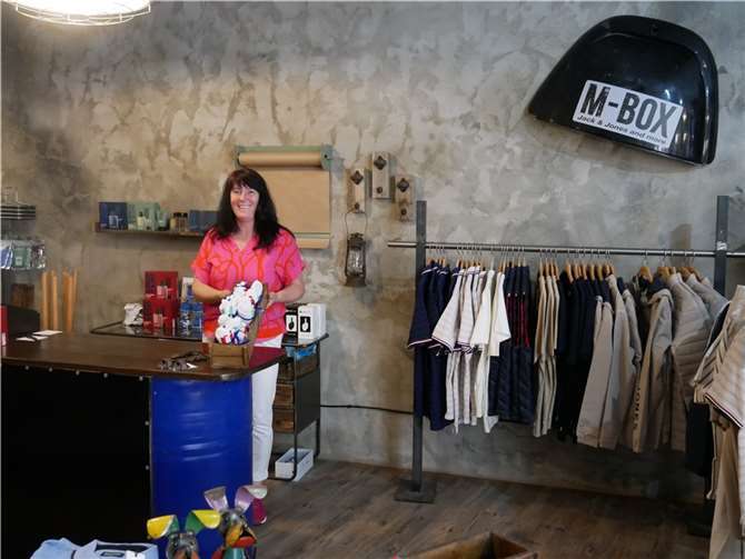 Nach 24 Jahren Damenmode betritt Melly nun neues Terraim.  Foto: KLE