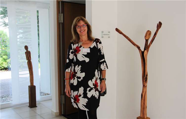Haus der Stille feierte mit Festival-Flair Nach 25 Jahren spiritueller Arbeit kann das Haus viele Früchte der Stille ernten. So präsentiert Bildhauerin Viola Balthes Holzskulpturen, die je eine Gebetsgebärde zeigen.