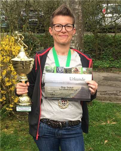 Nach 266 Kilometern und 6.400 Höhenmetern hält Katja Dasbach den Siegerpokal glücklich in ihren Händen. Privat