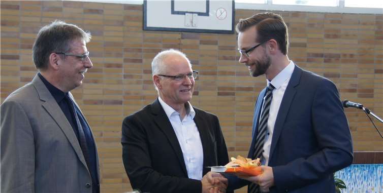 Nach 27 Jahren als Schulleiter ging Günter Hoffmann (Mitte) in Ruhestand. Zu seiner Verabschiedung kamen der Erste Beigeordnete und Schuldezernent Andree Stein (l.) und Bürgermeister Ulrich Richter-Hopprich vom Schulträger Verbandsgemeinde Montabaur.Grundschule am Ahrbach