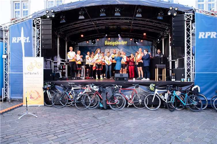 Nach 270 km mit 3300 hh an drei Tagen endete die Benefiztour für nestwärme pünktlich, unfallfrei und gut gelaunt zum Koblenzer Schängelmarkt.  Foto: RadTeam Nestwärme Förderclub e.V.
