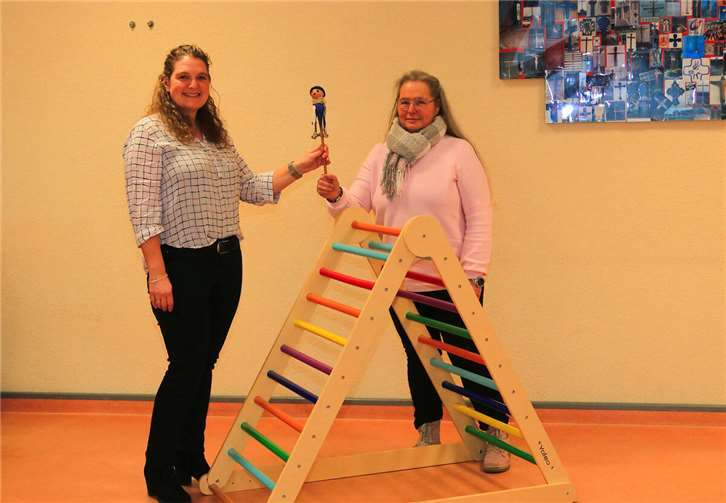 Nach 30 Jahren hat Ute Görgens den Staffelstab für die Eltern-Kind-Gruppe der Familienbildungsstätte Linz an die Erzieherin Katharina Rams weitergegeben.  Foto: privat