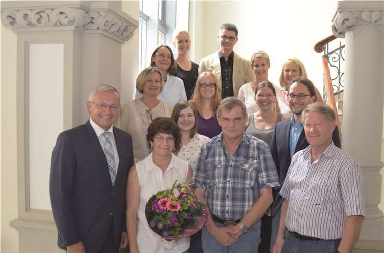 Nach 30-jähriger Betreuung von Pflegekindern ging das Ehepaar Grolmes nun in den wohlverdienten „Ruhestand“. Aus diesem Anlass wurden Rita (1.R.2.v.l.) und Helmut (3.v.l.) Grolmes im Rahmen einer kleinen Feierstunde durch den Ersten Kreisbeigeordneten und Jugendamtsdezernent, Achim Hallerbach (l.) und zahlreiche Mitarbeiter des Kreisjugendamtes verabschiedet.Kreisverwaltung Neuwied