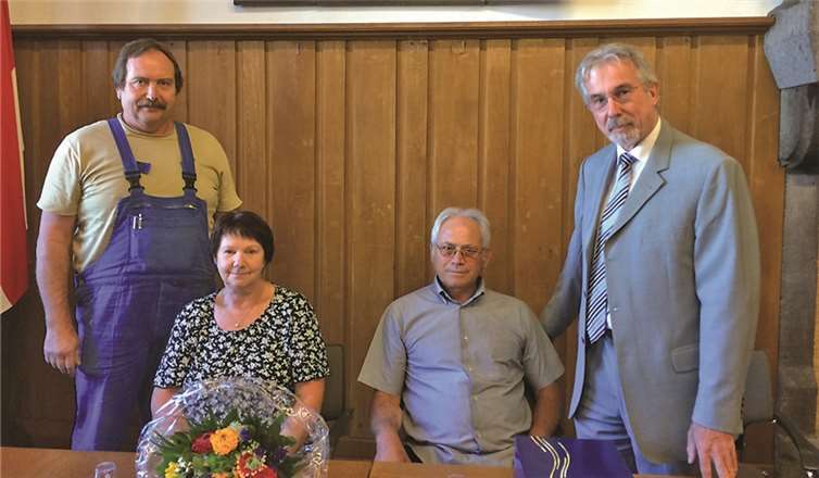 Nach 31 Dienstjahren beim Bauhof der Stadt Linz am Rhein verabschiedete Bürgermeister Dr. Hans Georg Faust (r.) den stellvertretenden Bauhofleiter Mario Santonastaso (2. v. r.) in Gegenwart seiner Ehefrau Ursula und von Bauhofleiter Karl Heinz Stieldorf.