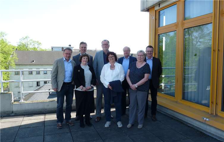 Nach 32 Jahren bei der Agentur für Arbeit wurden Barbara Heer verabschiedet: (Vorne v. l.) Barbara Heer, Rolande Klein, Ingrid Brück, (hinten v. l.) Volker Born (Vorsitzender des Personalrates), Heiner Kölzer (Geschäftsführer Jobcenter Altenkirchen), Karl-Ernst Starfeld (Leiter der Neuwieder Arbeitsagentur), Manfred Plag (Geschäftsführer, Jobcenter Neuwied) und Michael Kretzer (Teamleiter Jobcenter Neuwied). privat