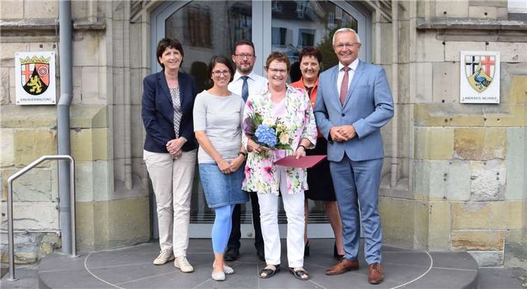 Nach 32 Jahren im Gesundheitsamt Neuwied wechselt die Allgemeinmedizinerin Dr. Eva Fischbach in den verdienten Ruhestand. (v.l.n.r.) Dezernentin Hildegard Person-Fensch, stellv. Abteilungsleiterin Dr. Corinna Trapp, Personalreferent Oliver Honnef, Dr. Eva Fischbach, Personalratsvorsitzende Birgit Eisenhuth, Landrat Achim Hallerbach.
