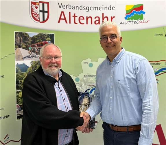 Nach 33 Jahren im Dienst der Bauabteilung der Verbandsgemeinde Altenahr wurde Diplom Bauingenieur und Architekt Harald Schmitz nun in den Ruhestand verabschiedet.  Foto: VG Altenahr