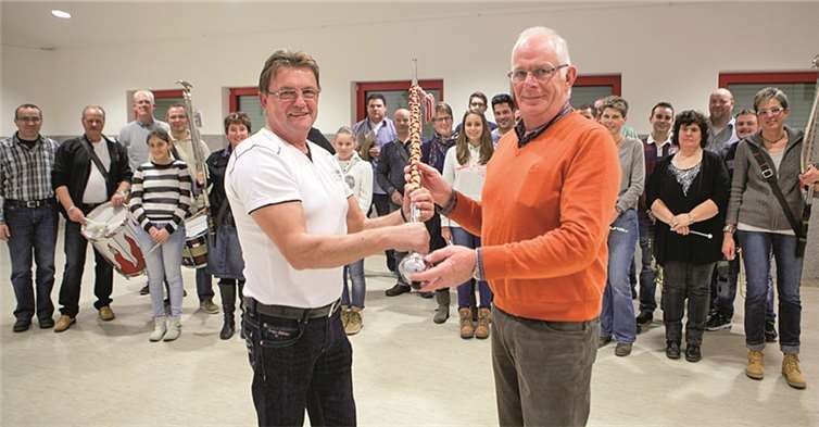 Nach 36 Jahren an der Spitze des Tambour- und Fanfarencorps Gelsdorf übergab Franz Conrads (rechts) den Dirigentenstab an seinen Nachfolger Volker Müller. JOST