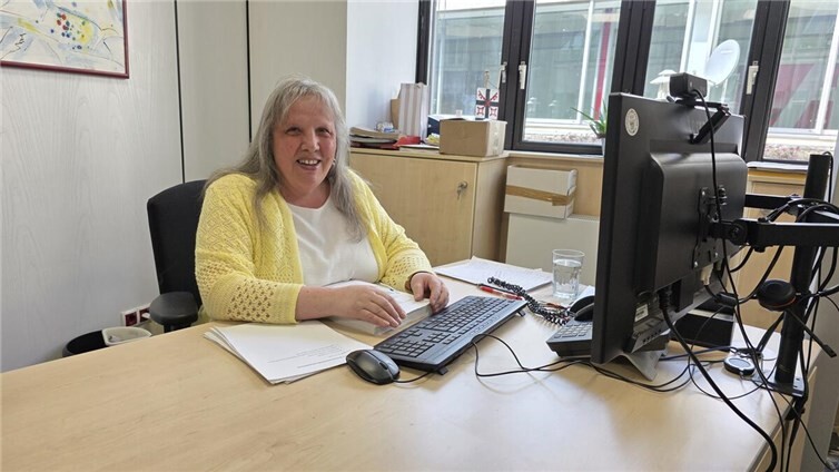 Nach 36 Jahren räumt Barbara Vogt ihren Schreibtisch im Andernacher Rathaus, hat aber noch viele Ideen, wie sie ihren Ruhestand sinnvoll nutzt. Fotos: WAMFO.DE