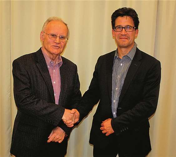 Nach 38 Jahren übergab Dieter Sander die Amtsgeschäfte der Doppelgemeinde an Frank Becker. DL