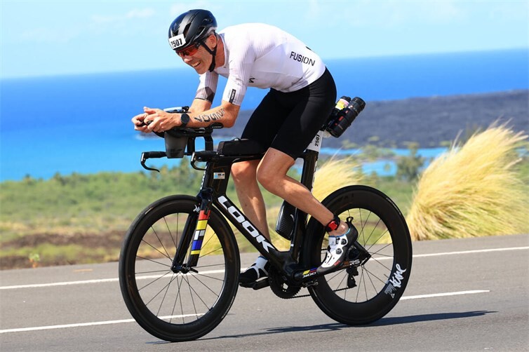 Nach 3,86 km schwimmen in 1:24:14 Stunden  erfolgte der Wechsel aufs Rad. Für die 180,2 km benötigte der Oberlahrer Peter Conrads 5:42:48 Stunden.