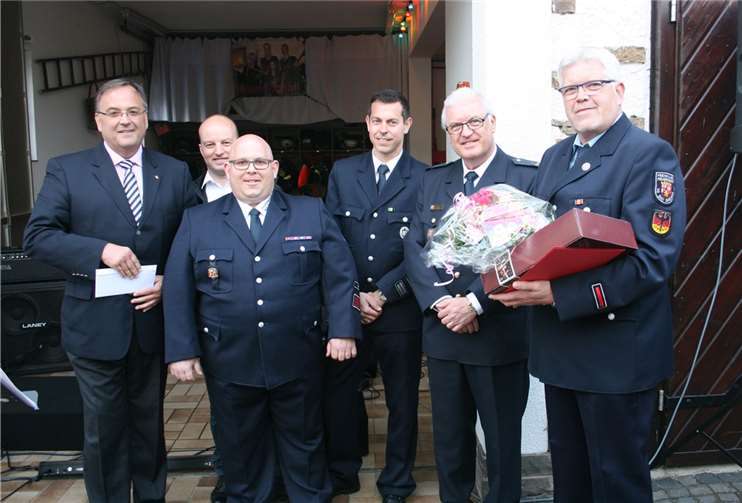 Verstärkung für die Wehr - Hohe Auszeichnung für Werner Cremer  Nach 40 Dienstjahren wurde Franz-Josef Bruder aus dem aktiven Feuerwehrdienst in die Alters- und Ehrenabteilung der Wehr verabschiedet.
