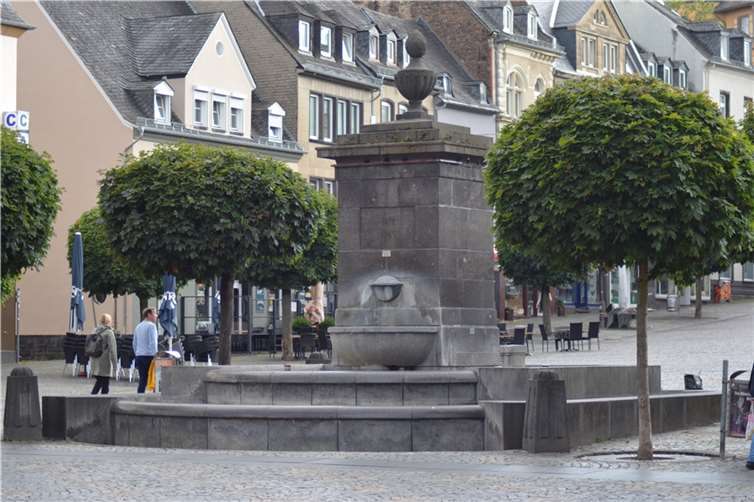 Marktbrunnen bleibt weiter außer Betrieb Nach 40 Jahren ist der Marktbrunnen in Mayen in die Jahre gekommen und bedarf einer Reparatur. Foto: CF