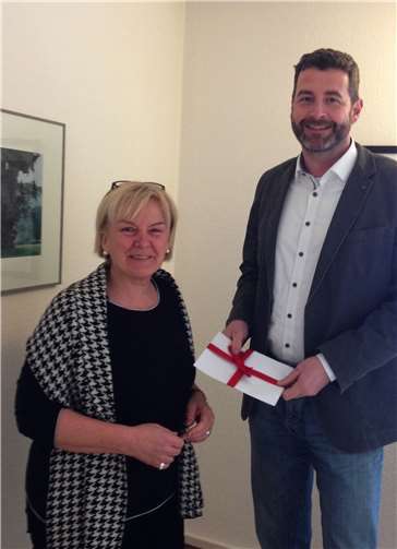 Nach 40 Jahren nun im verdienten Ruhestand: Caritasdirektor Frank Zenzen verabschiedet die Suchtberaterin Marietta Lönarzprivat