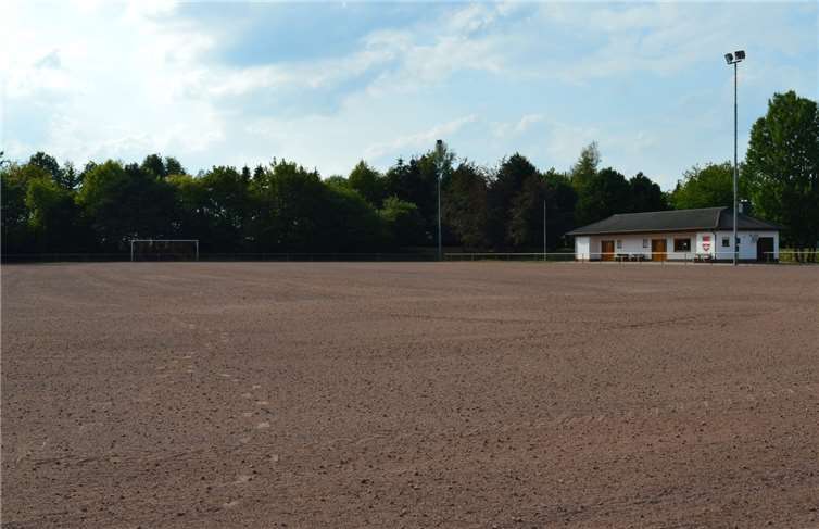 Nach 40 Jahren wird es Zeit den Ascheplatz des SV Wershofen / Hümmel e.V. durch einen neuen Rasenplatz zu ersetzen. Foto: privat