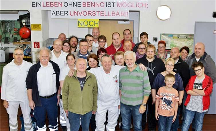 Nach 42 Jahren im Rettungsdienst des DRK geht Benno Philipp in den verdienten Ruhestand. Zum letzten Nachtdienst überraschte das Team ihn mit einem spontanen Abendessen. Thorsten Trütgen