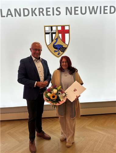 Nach 43 Dienstjahren wurde Bettina Veith-Werner von Landrat Achim Hallerbach in den Ruhestand verabschiedet.  Foto: Thomas Herschbach