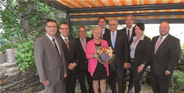 Die Ära „Distelrath“ geht zu Ende Nach 46 Dienstjahren bei der Volksbank RheinAhrEifel eG wurde Wilhelm Distelrath (6.v.l.) im feierlichen Rahmen in den Ruhestand verabschiedet.privat