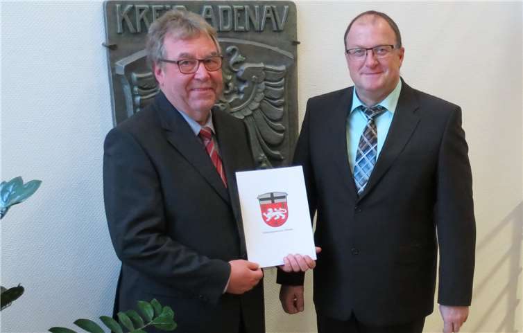 Nach 48 Dienstjahren ist Schluss: Hartmut Pauly (links) mit Bürgermeister Guido Nisius. VG Adenau