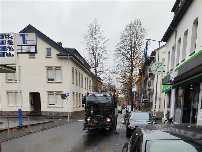 Gebührenpflichtige Straßenreinigung wird abgelehnt Nach § 5 Absatz 1 des Kommunalabgabengesetzes Rheinland-Pfalz (KAG) können Gemeinden für öffentliche Leistungen wie die Straßenreinigung Gebühren erheben – sie müssen es aber nicht. Die Finanzierung kann somit auch aus allgemeinen Haushaltsmitteln, also aus Steuergeldern, erfolgen. Foto: Jochen Sachsenhauser