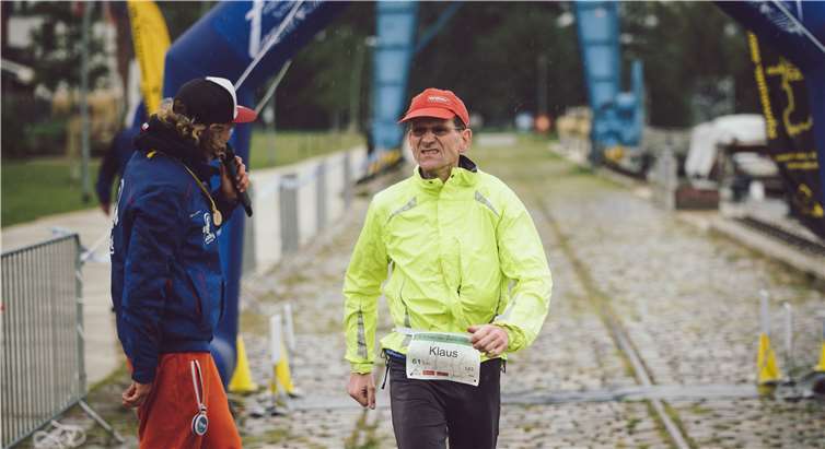 Nach 61 anstrengenden Kilometern kommt Klaus Blankenberg erschöpft ins Ziel. Foto: privat