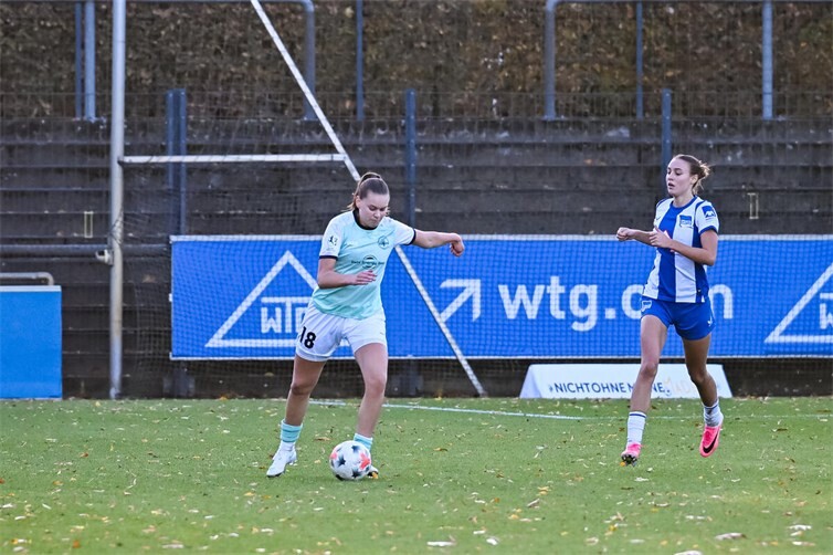 Nach 756 Tagen stand Daria Collas (im mintfarbenen Trikot) das erste Mal wieder auf dem Feld.