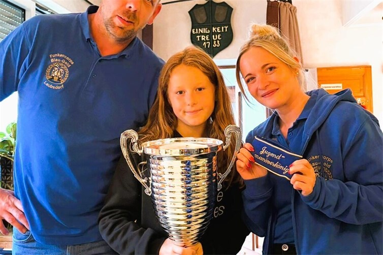 Nach Abschluss aller Spiele verkündete unser 2. Vorsitzender Bastian Thran (links) gemeinsam mit Jugendwartin Sarah Böer (rechts), dass Mila Runkler (Mitte) unsere neue Kinder- und Jugendmanöverkönigin ist.
