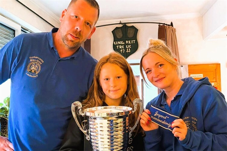 Nach Abschluss aller Spiele verkündete unser 2. Vorsitzender Bastian Thran (links) gemeinsam mit Jugendwartin Sarah Böer (rechts), dass Mila Runkler (Mitte) unsere neue Kinder- und Jugendmanöverkönigin ist.