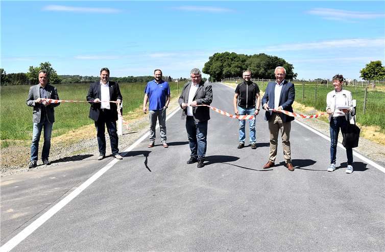 Nach Abschluss der Baumaßnahmen an der Kreisstraße (K) 35 und K 37 Ende April, konnte nunmehr auch der 2. Bauabschnitt der K 64 zwischen Sessenhausen und Altenhofen (Verbandsgemeinde Asbach) abgenommen werden. (v.l.n.r.): Michael Quirin (Landesbetrieb Mobilität, LBM), Verbandsgemeindebürgermeister Michael Christ, Michael Hesseler (LBM), Michael Mahlert (1. Kreisbeigeordneter), Sebastian Görlitz (LBM), Landrat Achim Hallerbach, Brigitte Knopp (Kreisverwaltung).