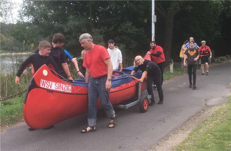 Nach Abschluss der Paddelsaison wird der 10er-Canadier mit vereinten Kräften ein letztes Mal wieder den Hang hinauf ins Bootshaus des Wassersportverein Sinzig geschoben.Foto: privat