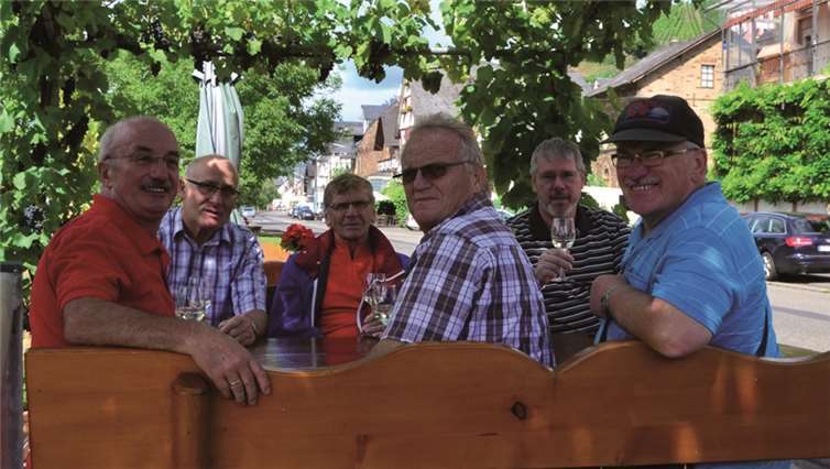 Nach Abschluss der Tagestour wurde sich bei einem Gläschen Wein für den nächsten Tag unter schattigen Bäumen gestärgt. privat